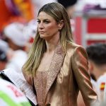 Erin Andrews critiquée pour ses tenues au Super Bowl 2025