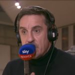 Gary Neville amusé par l-annonce de l-arbitre lors de Newcastle-Arsenal