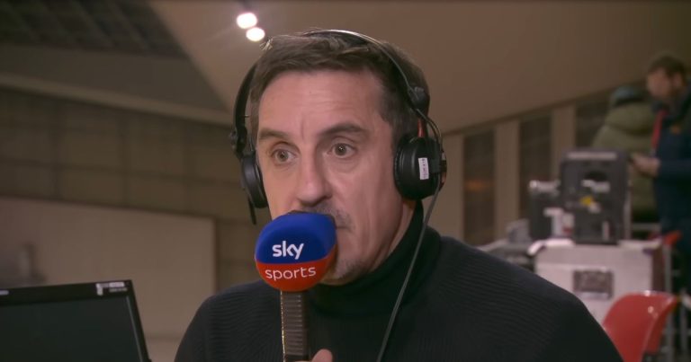 Gary Neville amusé par l-annonce de l-arbitre lors de Newcastle-Arsenal