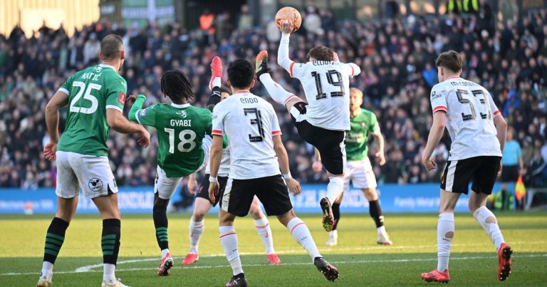 Harvey Elliott critique le penalty de Plymouth contre Liverpool