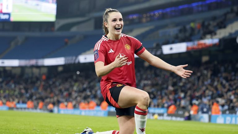 Hat-trick d-Ella Toone - Man United bat Man City 4-2