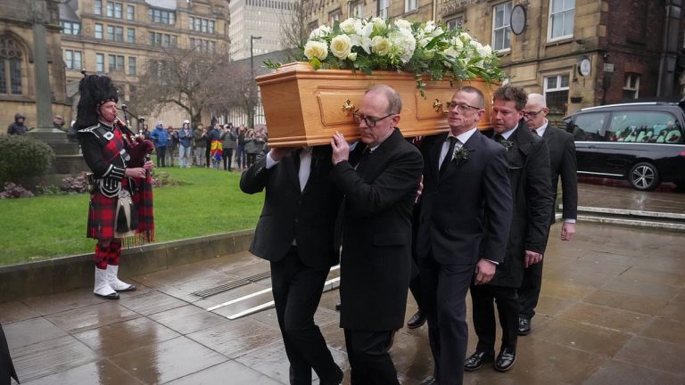 Hommage émouvant à Denis Law- légende de Manchester United