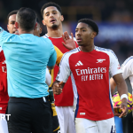 Howard Webb critique l-expulsion de Lewis-Skelly par Oliver