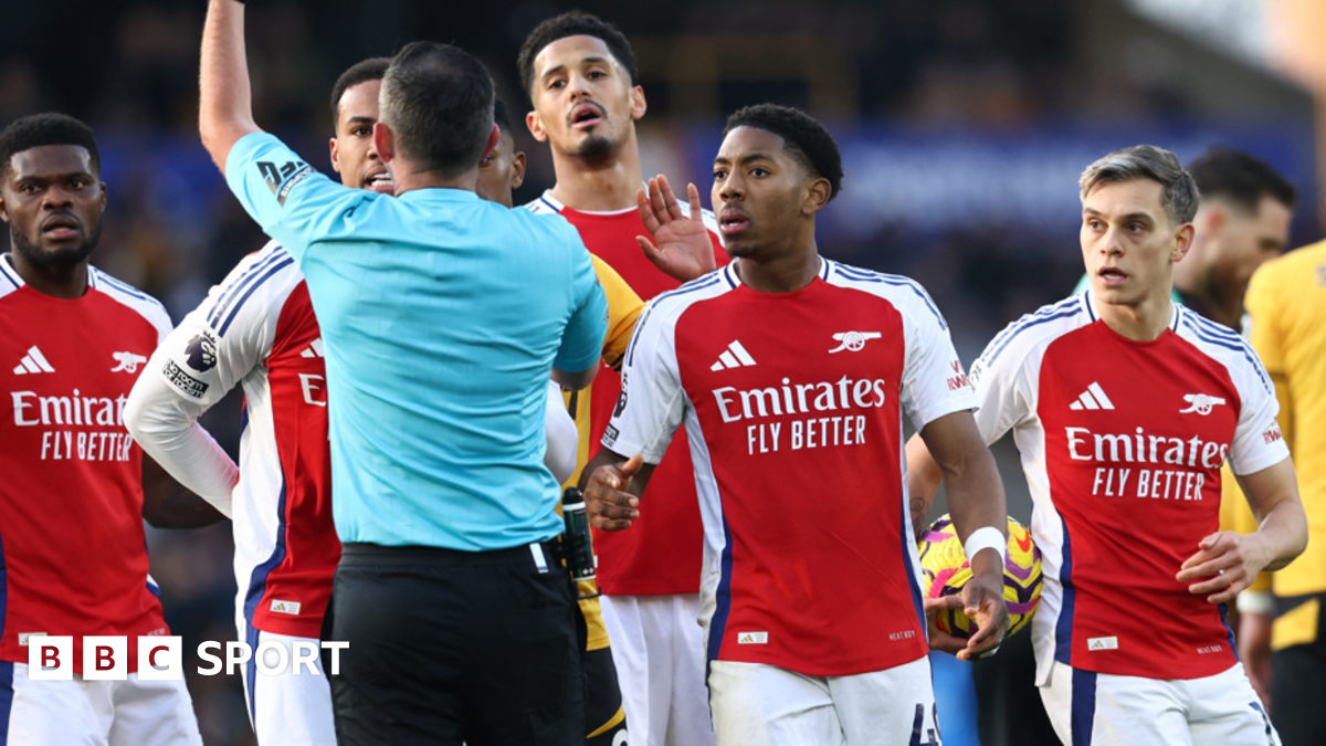 Howard Webb critique l-expulsion de Lewis-Skelly par Oliver