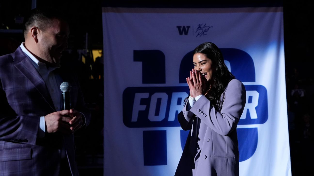 Kelsey Plum - Retraite du maillot No. 10 par Washington