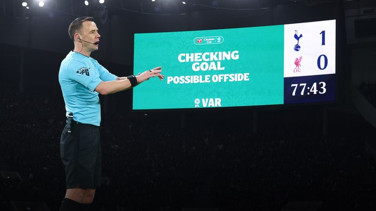 La Premier League améliore la communication VAR pour les stades