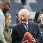 Le Roi Charles s-amuse au Tottenham Hotspur Stadium