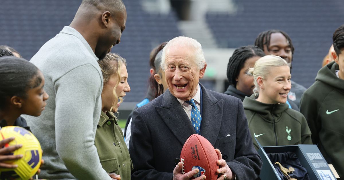 Le Roi Charles s-amuse au Tottenham Hotspur Stadium