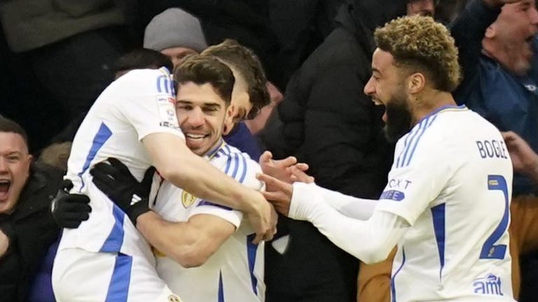 Leeds United écrase Sheffield Wednesday 3-0 et reprend la tête