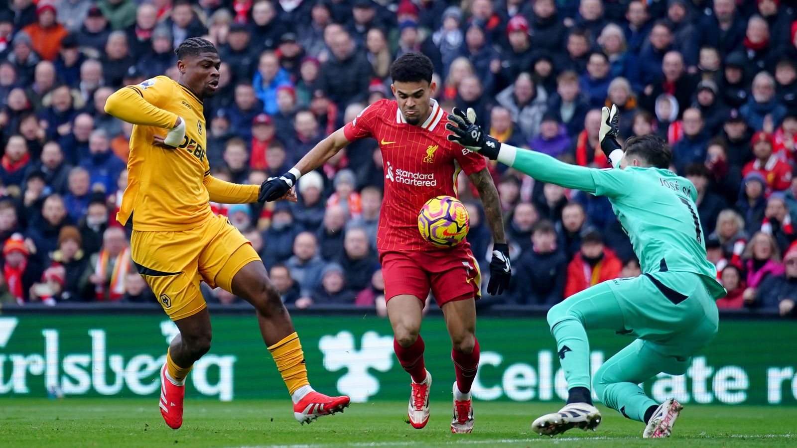 Liverpool bat Wolverhampton 2-1 et maintient son avance en PL