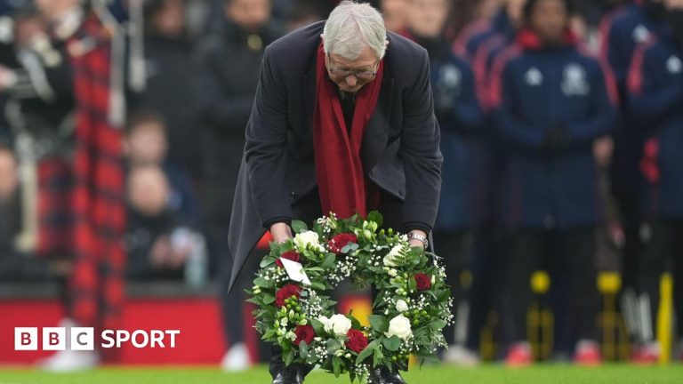 Manchester United rend hommage à Denis Law avant le match