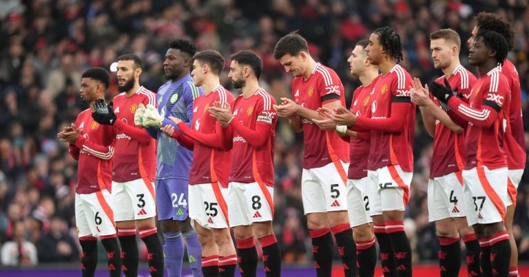 Manchester United rend hommage à Denis Law avant le match contre Brighton