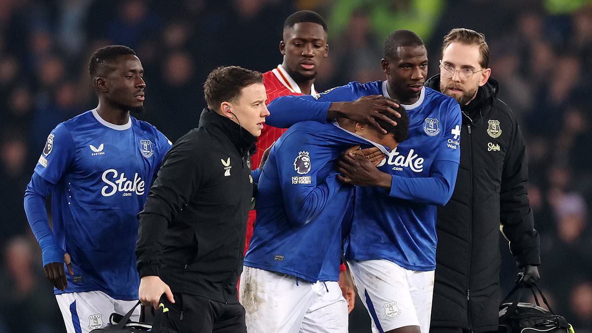 Ndiaye en larmes après sa blessure lors du derby de Merseyside