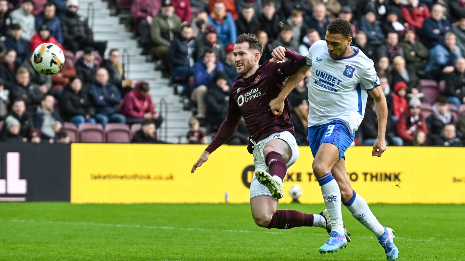 Rangers s-imposent 3-1 contre Hearts grâce à deux buts contre leur camp