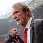 Sir Jim Ratcliffe en discussion avec les fans de Manchester United