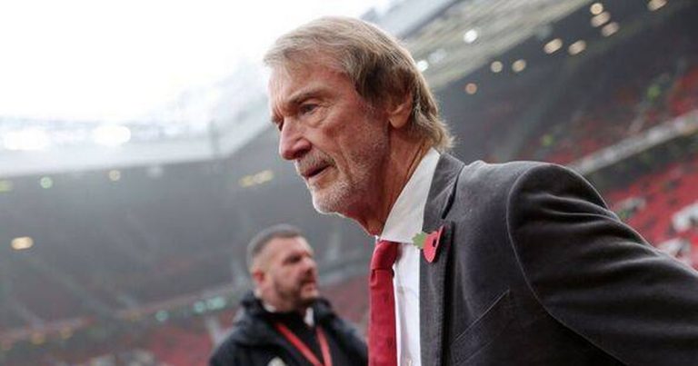 Sir Jim Ratcliffe en discussion avec les fans de Manchester United