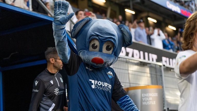 Un footballeur épouse la mascotte de son club - une romance surprenante