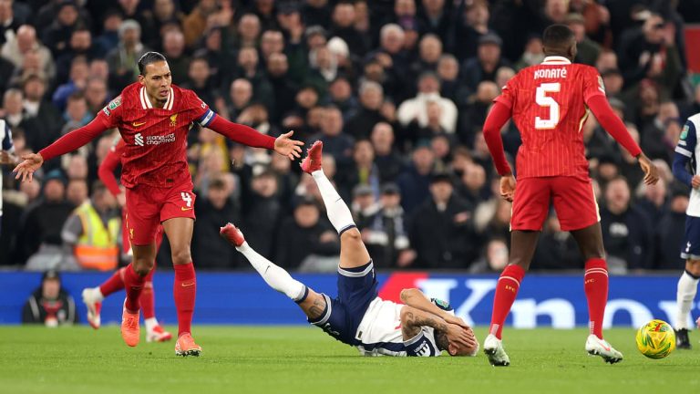 Van Dijk évite le carton rouge après un coup d-ELBOW sur Richarlison