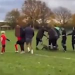 Violence au football - un homme frappe un garçon lors d-un match