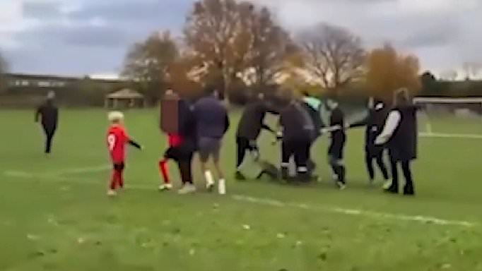 Violence au football - un homme frappe un garçon lors d-un match