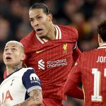 Virgil van Dijk s-amuse avec Richarlison lors du match Liverpool-Tottenham