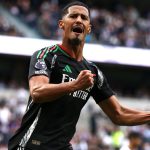 William Saliba prêt à jouer attaquant pour Arsenal en crise