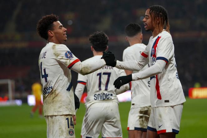 Désiré Doué célèbre le but de Bradley Barcola, lors de la victoire du PSG, le 18 janvier 2025 au stade Bollaert-Delelis de Lens.