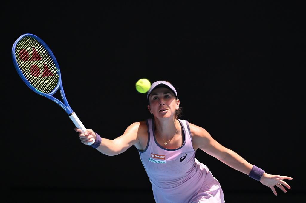 Belinda Bencic de Suisse frappant la balle lors de son match de quatrième tour contre Coco Gauff à l’Open d’Australie 2025 à Melbourne.