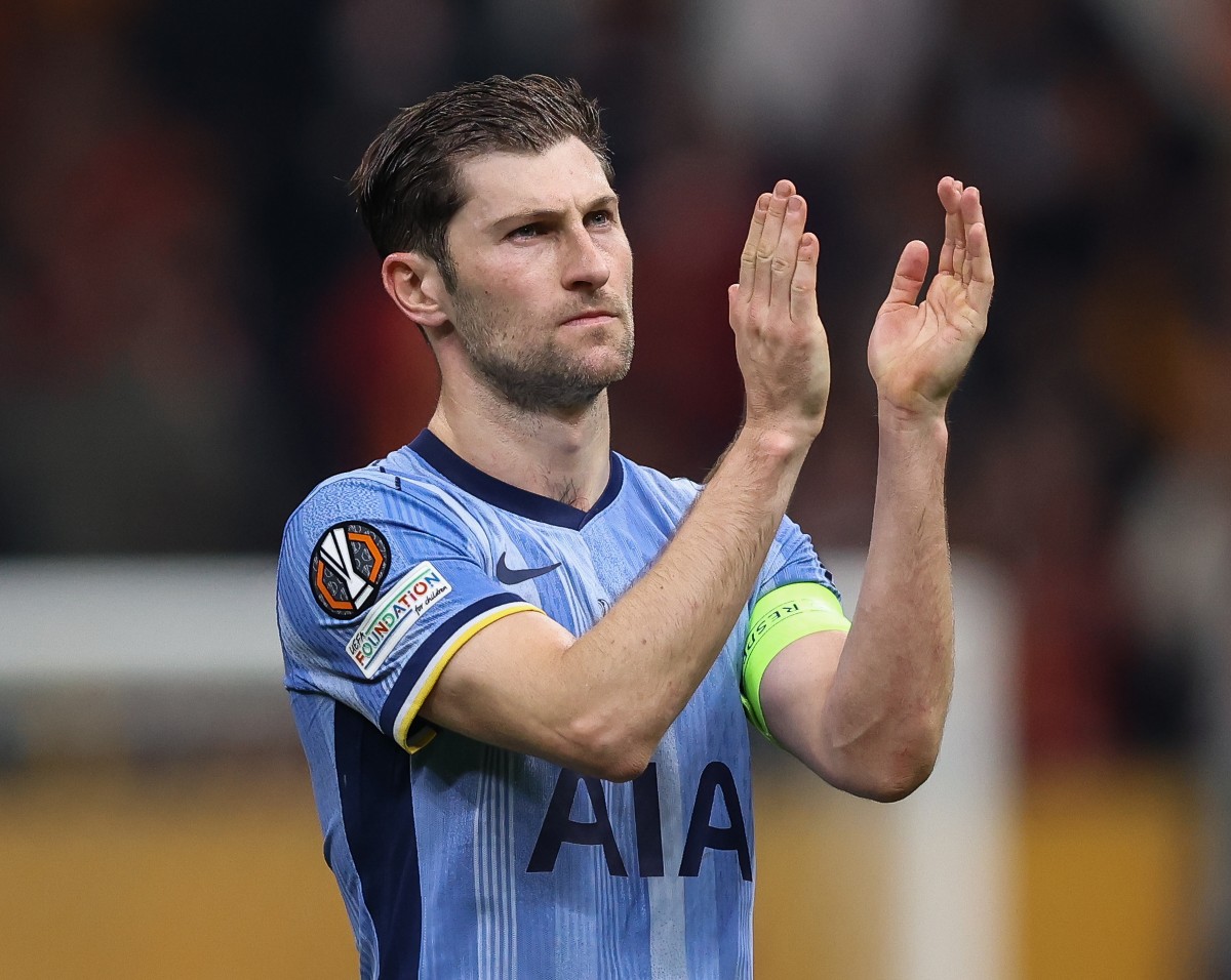 Ben Davies applaudit les fans de Tottenham