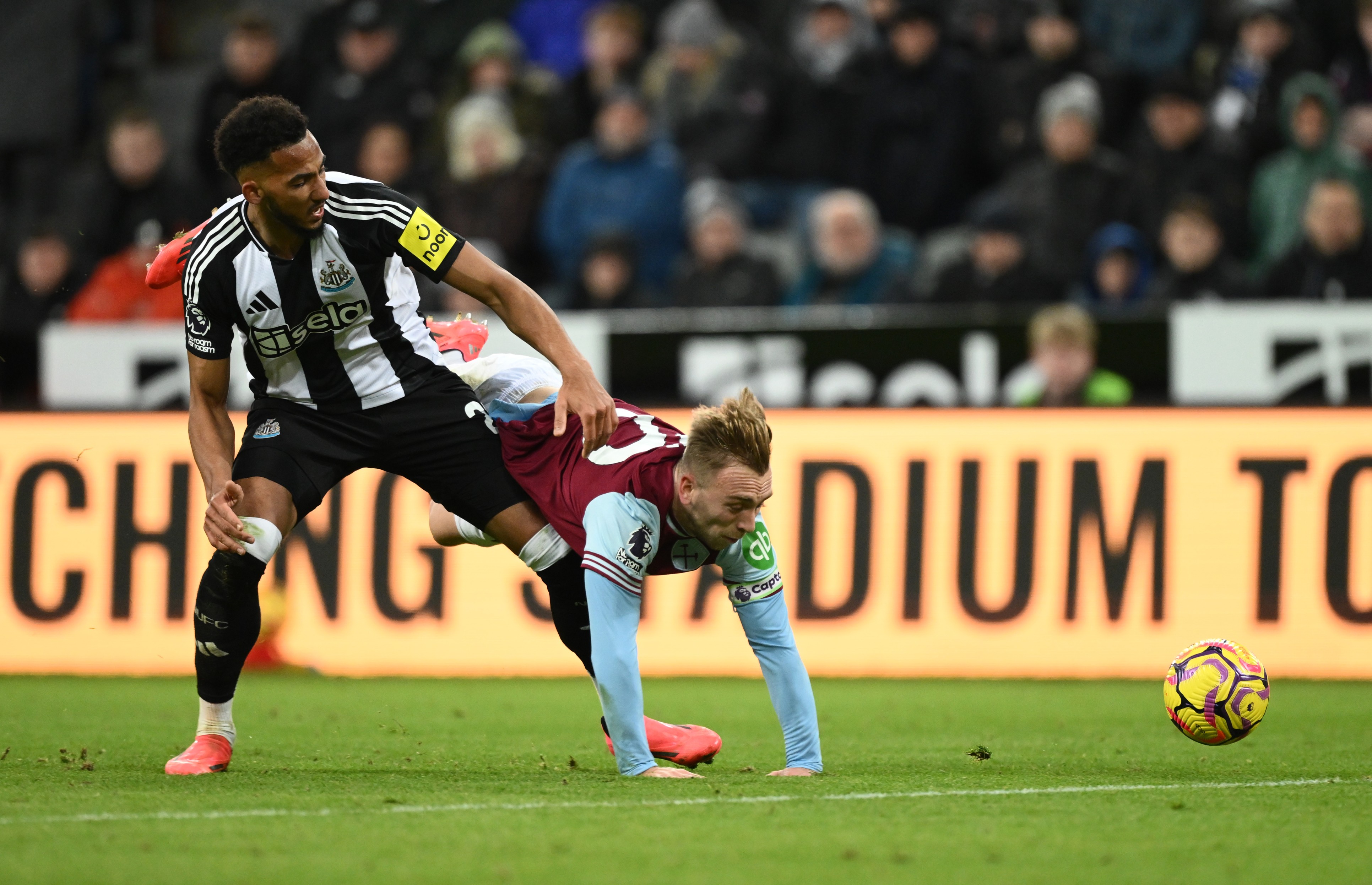 Lloyd Kelly lutte pour le ballon