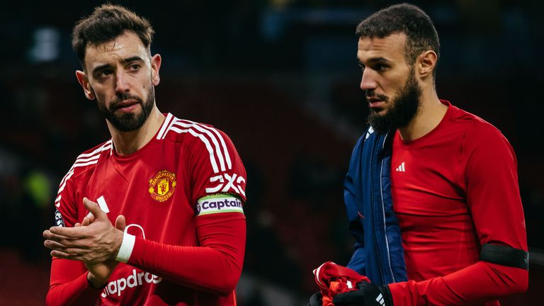 Bruno Fernandes applaudit les supporters après la défaite de Man Utd contre Brighton