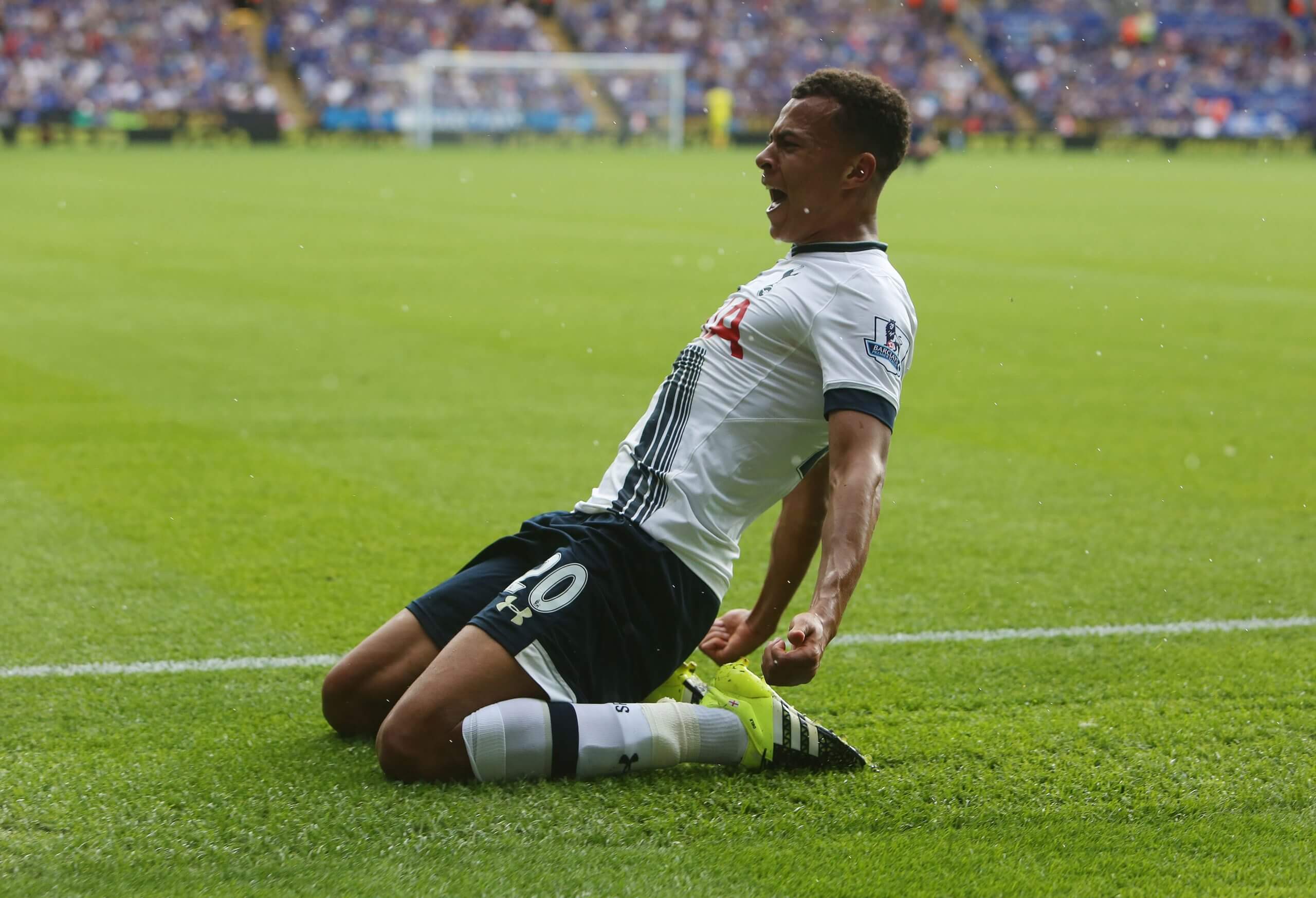 Dele Alli aux côtés de ses coéquipiers