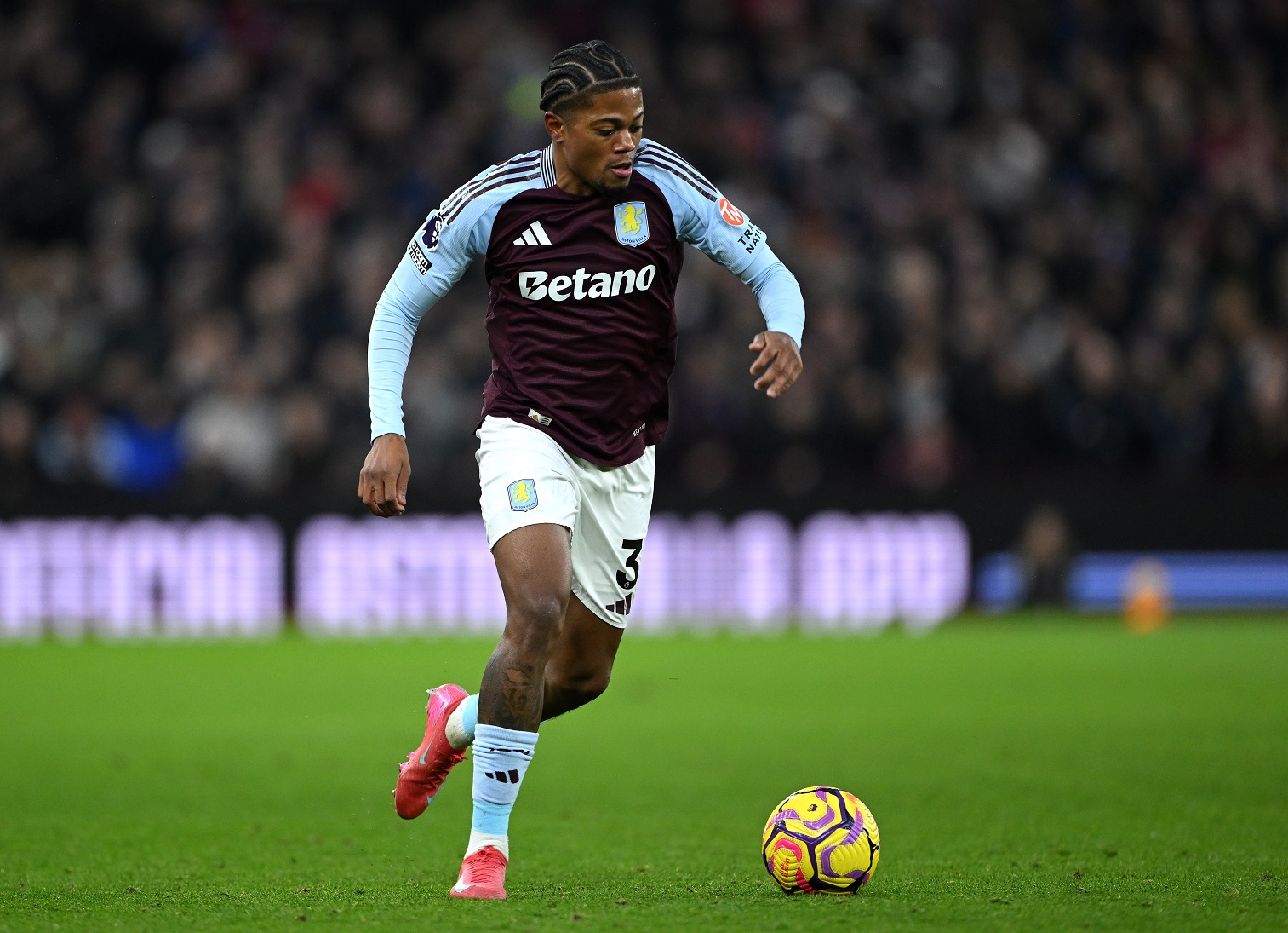 Leon Bailey en action pour Aston Villa