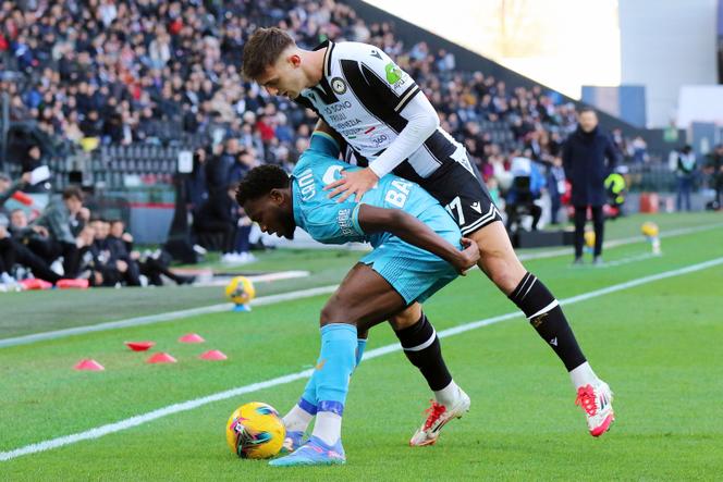 Fali Candé de Venise et Lorenzo Lucca d’Udinese pendant le match de football