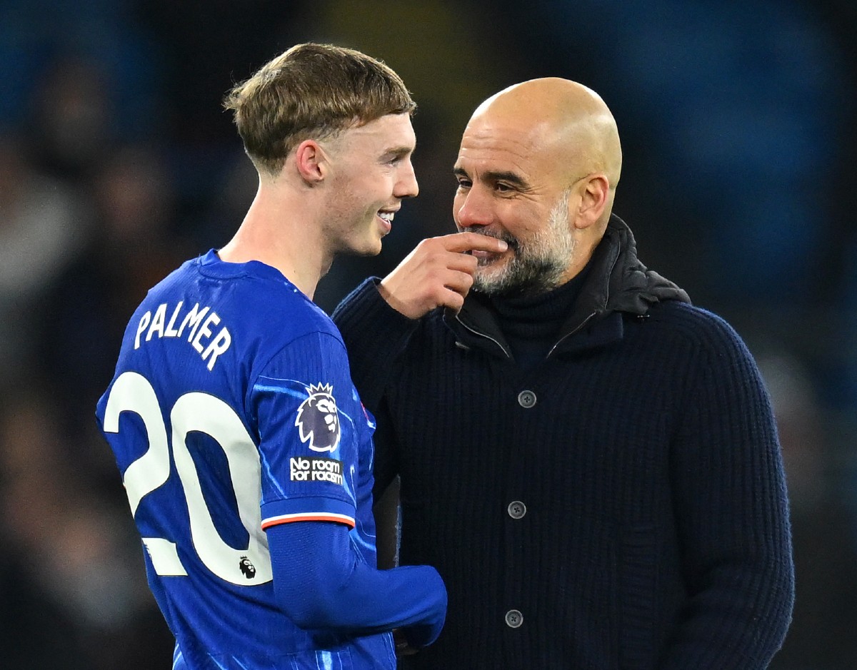 Cole Palmer discutant avec Pep Guardiola