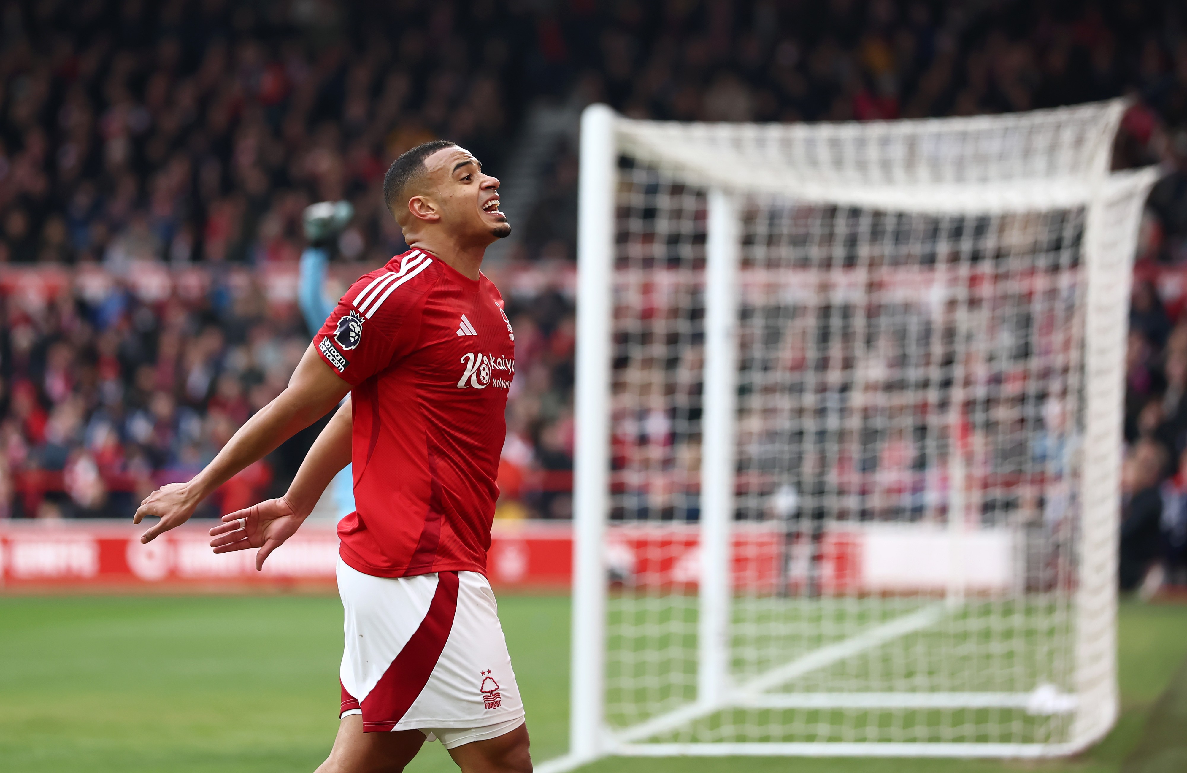 Murillo de Nottingham Forest réagit