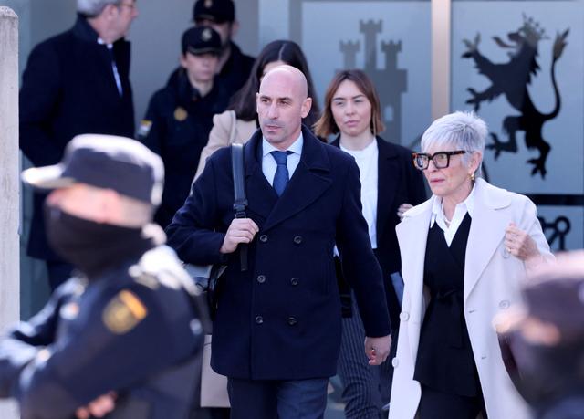 L’ancien patron du football espagnol Luis Rubiales quitte le tribunal de San Fernando de Henares, près de Madrid, le 3 février 2025.