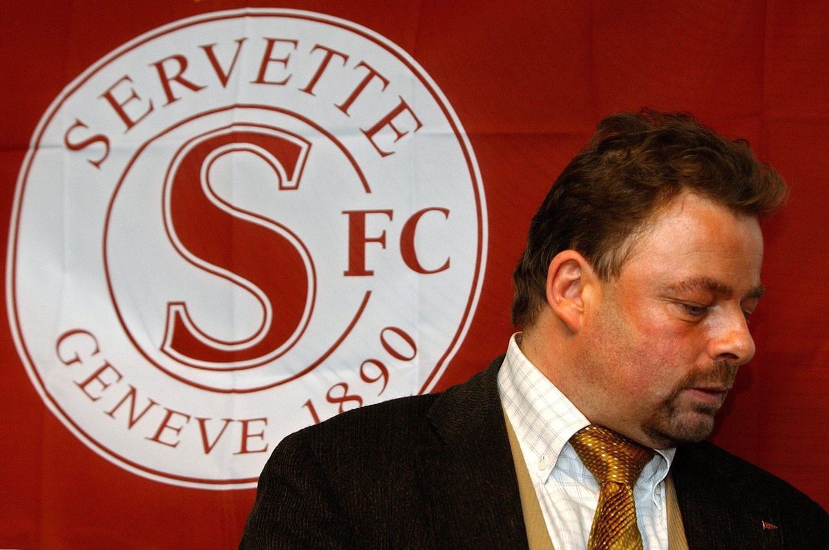 Marc Roger baisse la tête lors d’une conférence de presse sur les finances de Servette FC, devant le logo du club à Genève, le 12 décembre 2004.