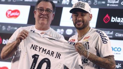 Neymar avec le président de Santos, Marcelo Teixeira.