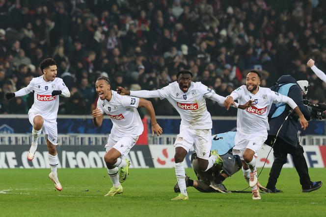 La joie des joueurs de Dunkerque au moment de leur qualification aux dépens de Lille, au stade Pierre-Mauroy, à Villeneuve-d’Ascq (Nord), le 4 février 2025.