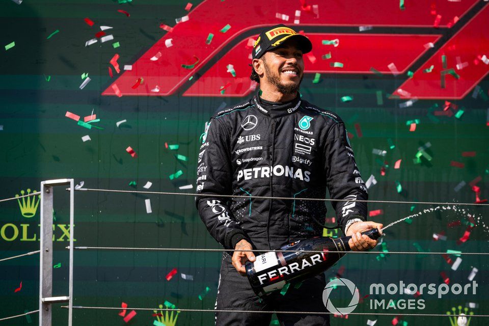 Lewis Hamilton, Mercedes-AMG F1 Team, 3ème position, arrose de champagne depuis le podium