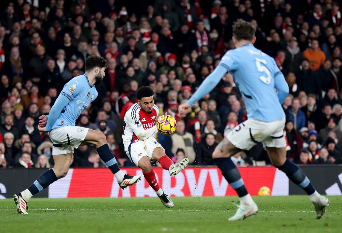 Ethan Nwaneri tire lors de la victoire d'Arsenal contre Manchester City