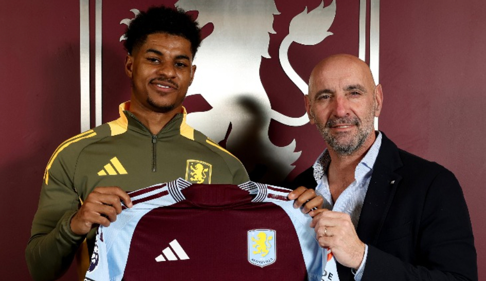 Marcus Rashford tenant un maillot d'Aston Villa avec Monchi.