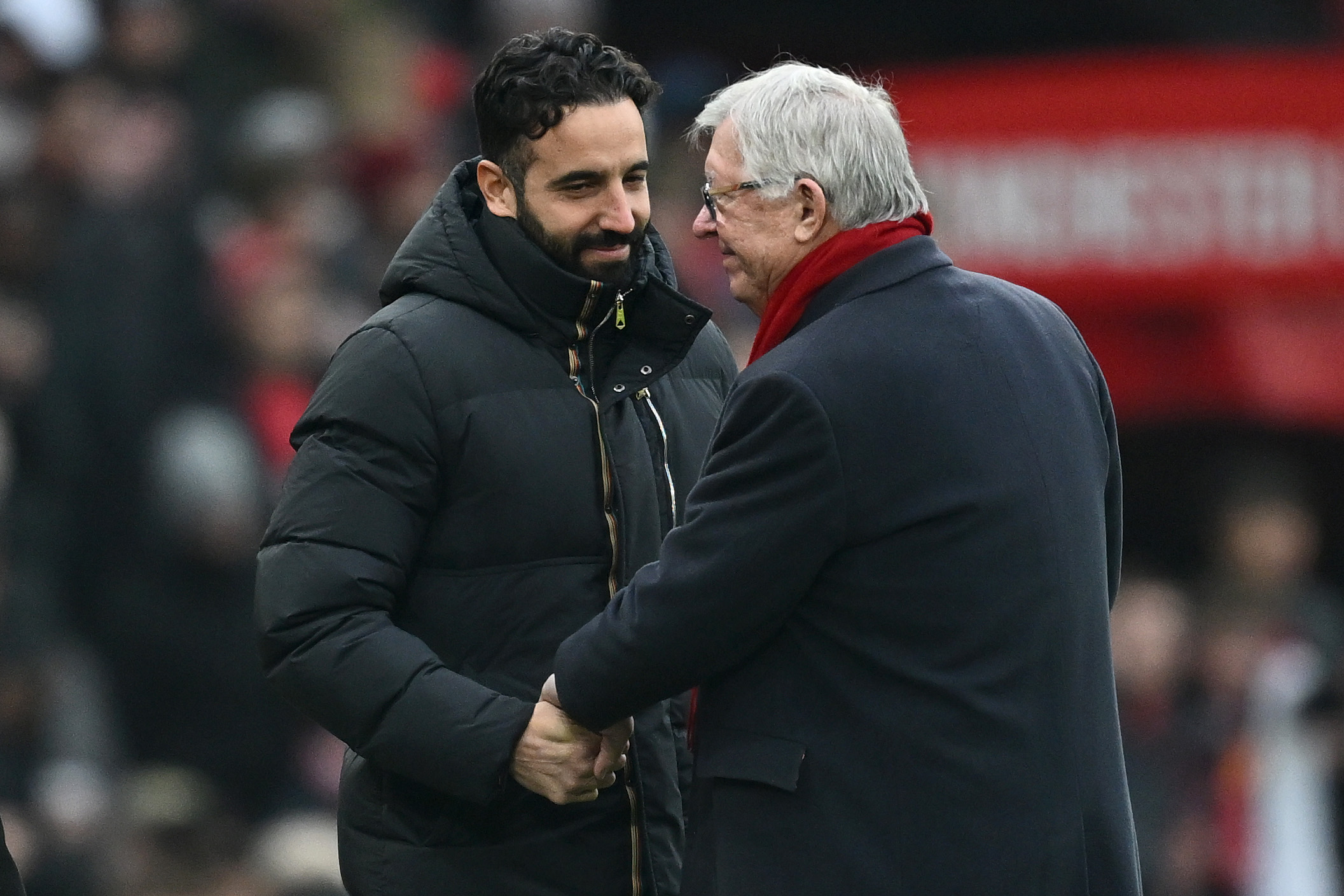 Ruben Amorim, Manager de Manchester United, parle avec Sir Alex Ferguson