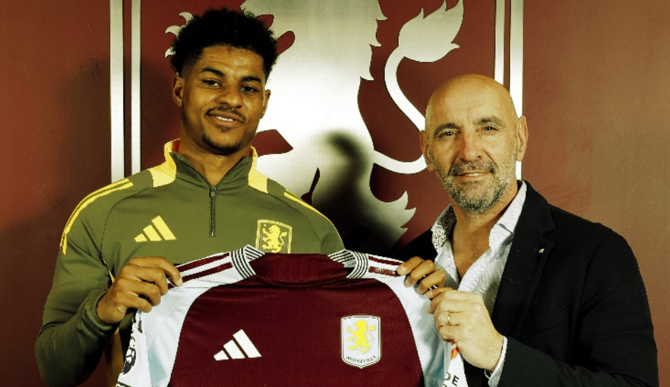 Marcus Rashford tenant un maillot d'Aston Villa