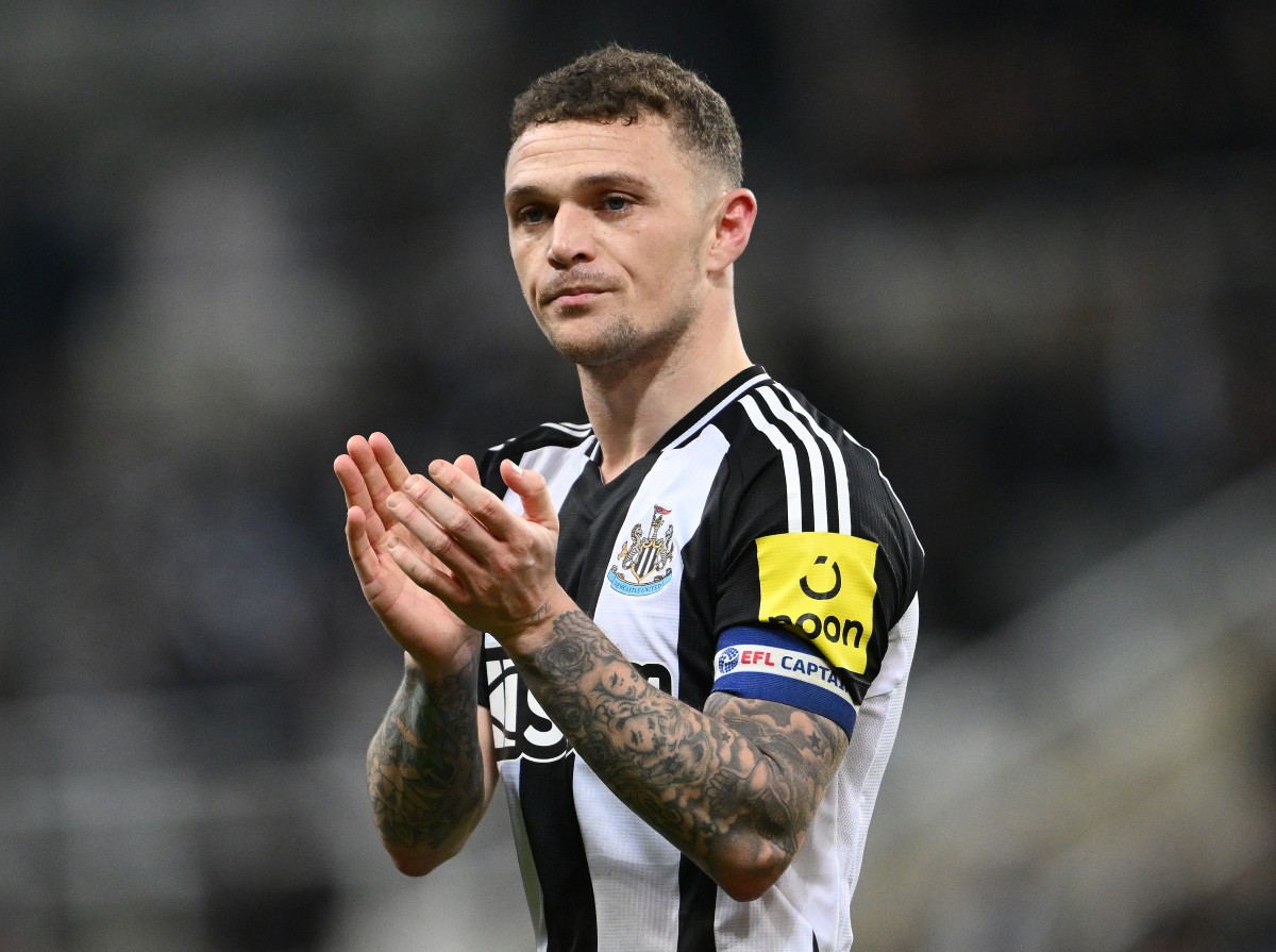 Kieran Trippier applaudit les fans de Newcastle