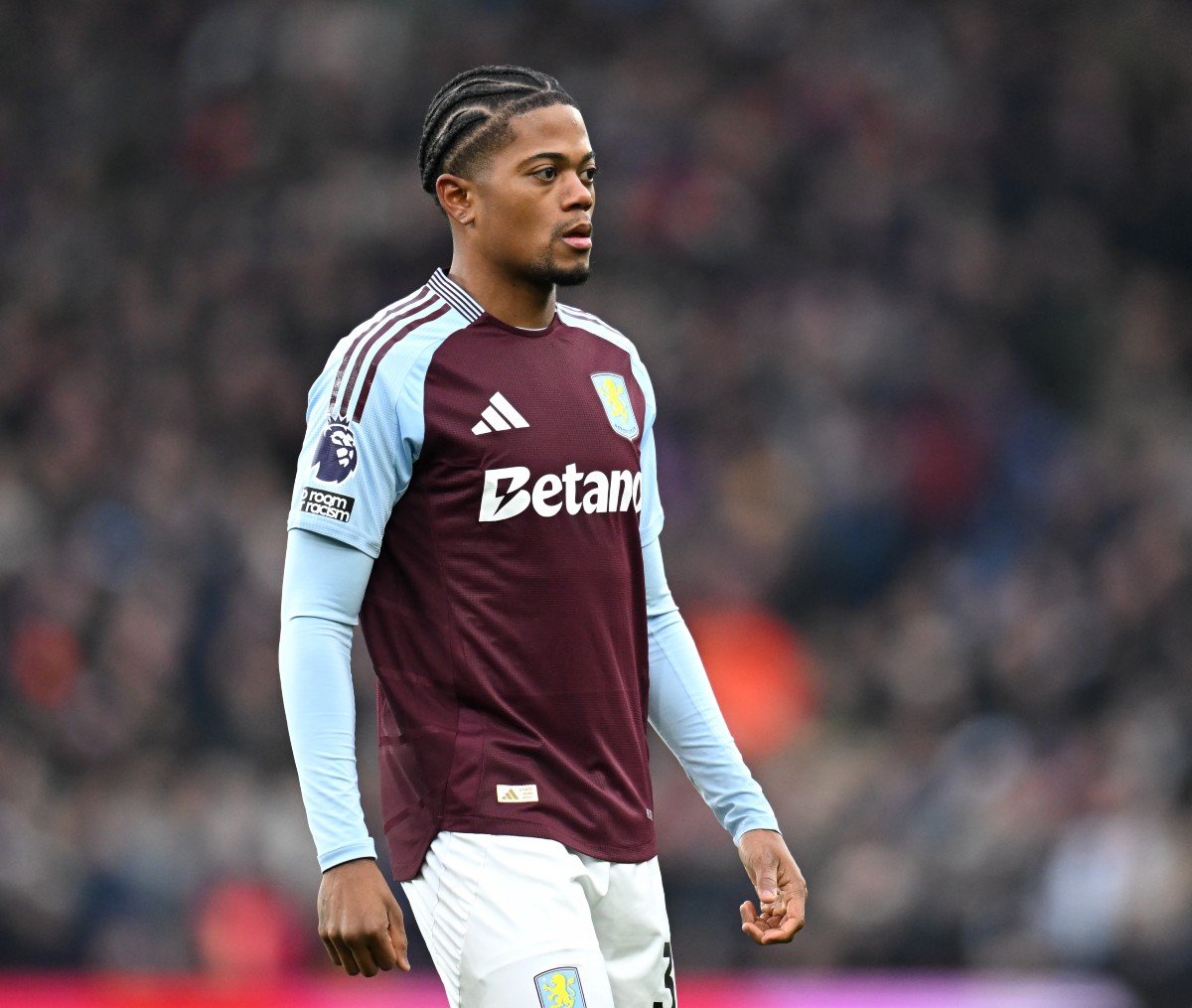 Leon Bailey en action avec Aston Villa