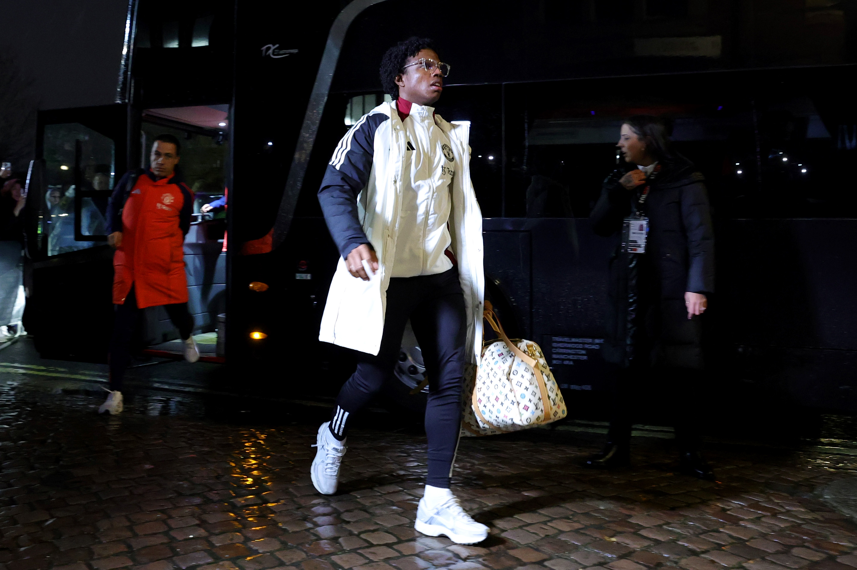 Tyrell Malacia de Manchester United arrive au stade