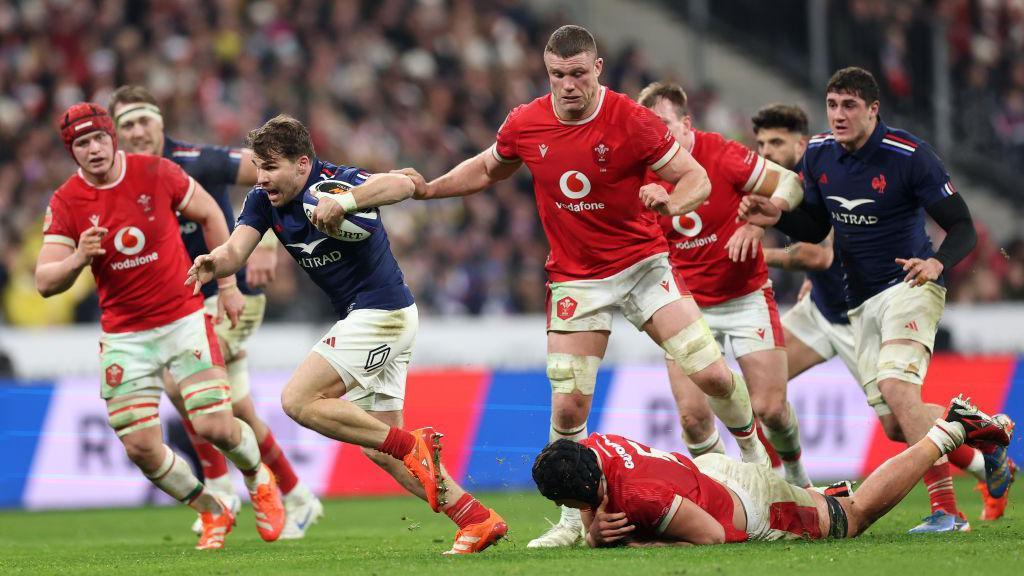 Antoine Dupont en pleine action lors du Tournoi des Six Nations