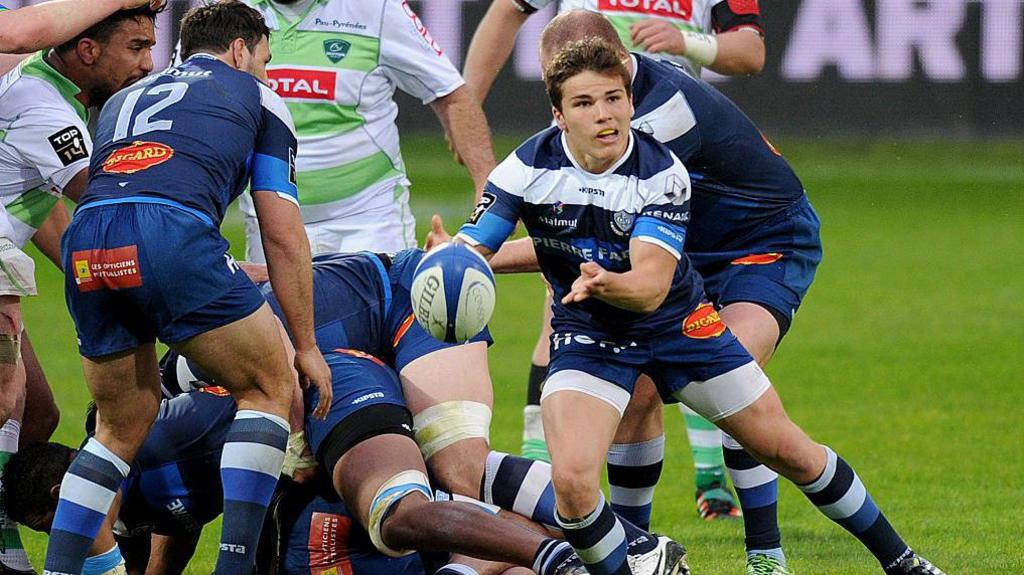 Antoine Dupont jouant pour Castres